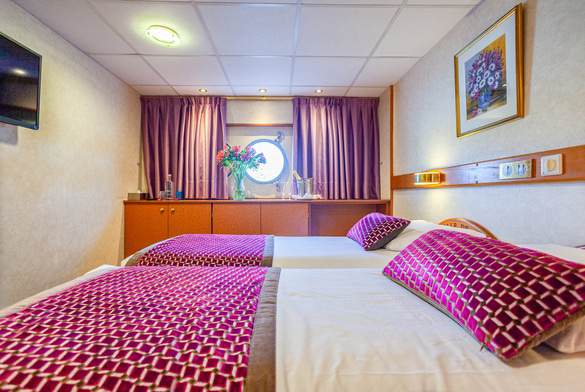 CroisiEurope MS La Belle de Cadix Main Deck 2 Adjustable Twin Beds CAT A ©Alberto Dastis.jpg